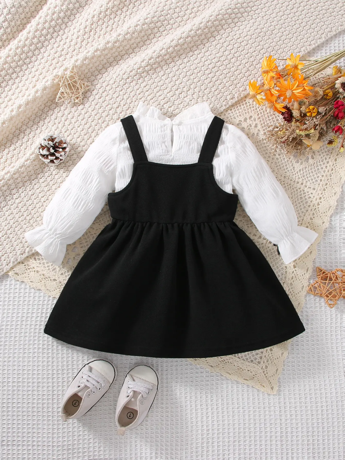 Conjunto bebé niña: blusa blanca manga larga y falda tirantes negra - imagen 2