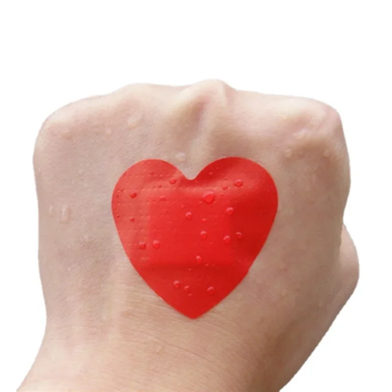Tiritas con diseño de corazón rojo