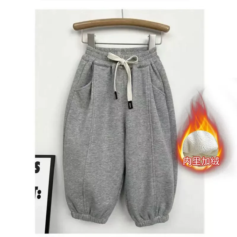 Pantalones acolchados en colores neutros y llamativos