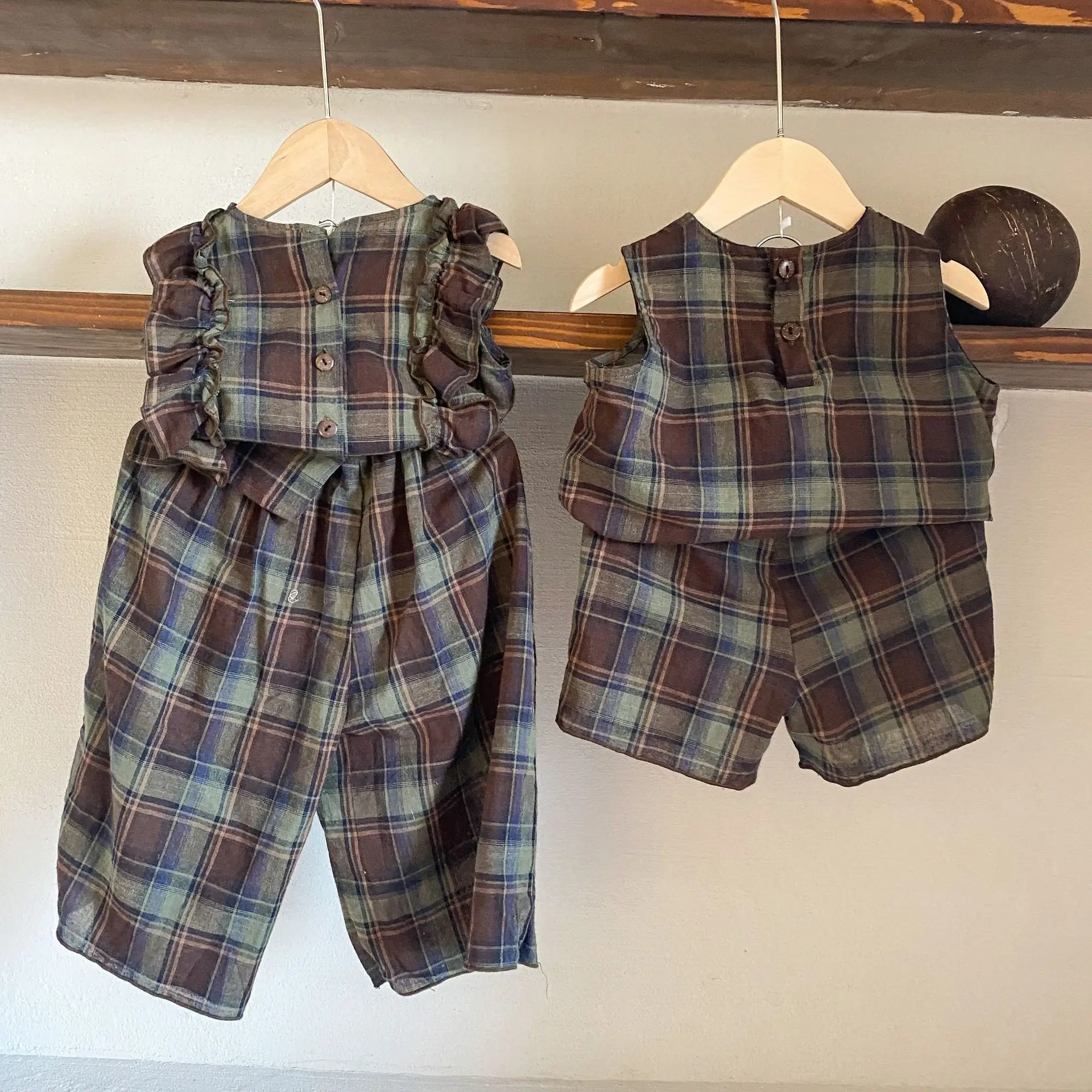 Detalle de tops con volantes y pantalón de pierna ancha