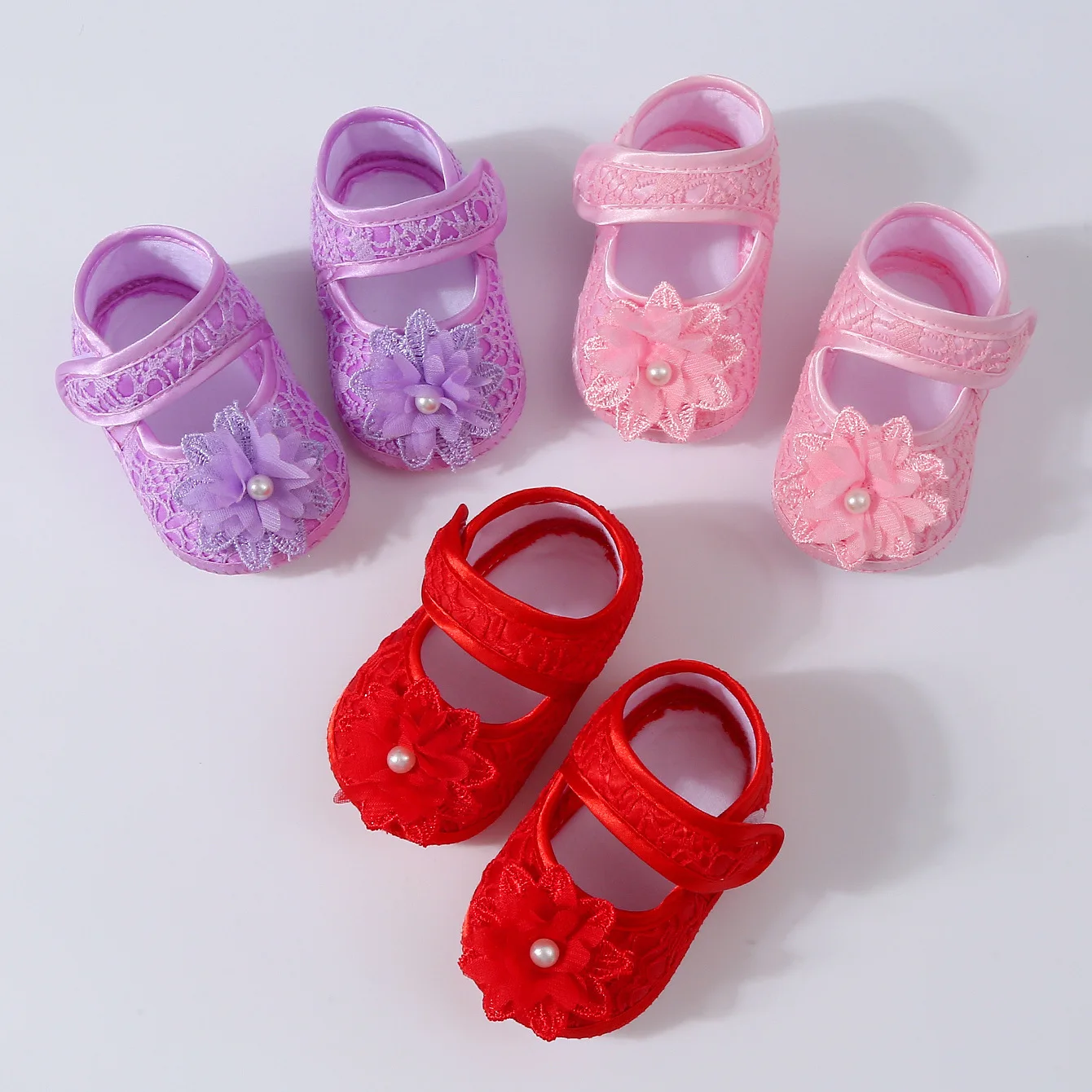 Zapatos antideslizantes de bebé con perlas florales y calcetines - imagen 3