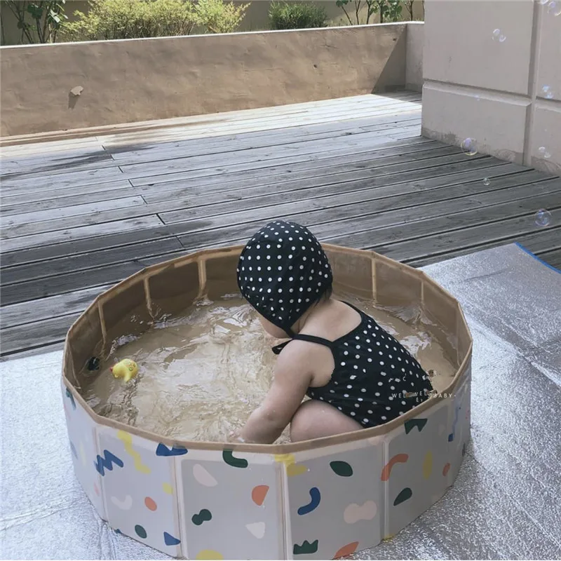 Bebé jugando dentro del corralito con bolas de colores