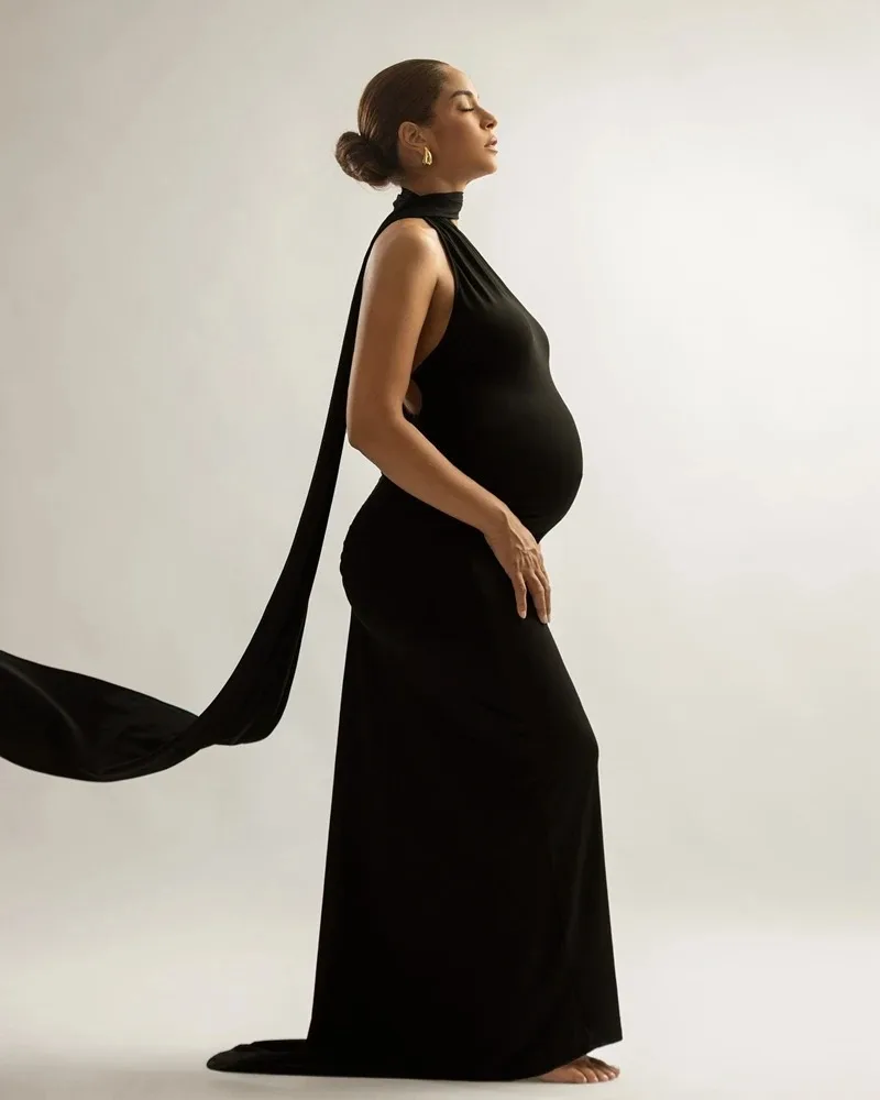 La robe de maternité moulante sexy dos nu que cierra el look