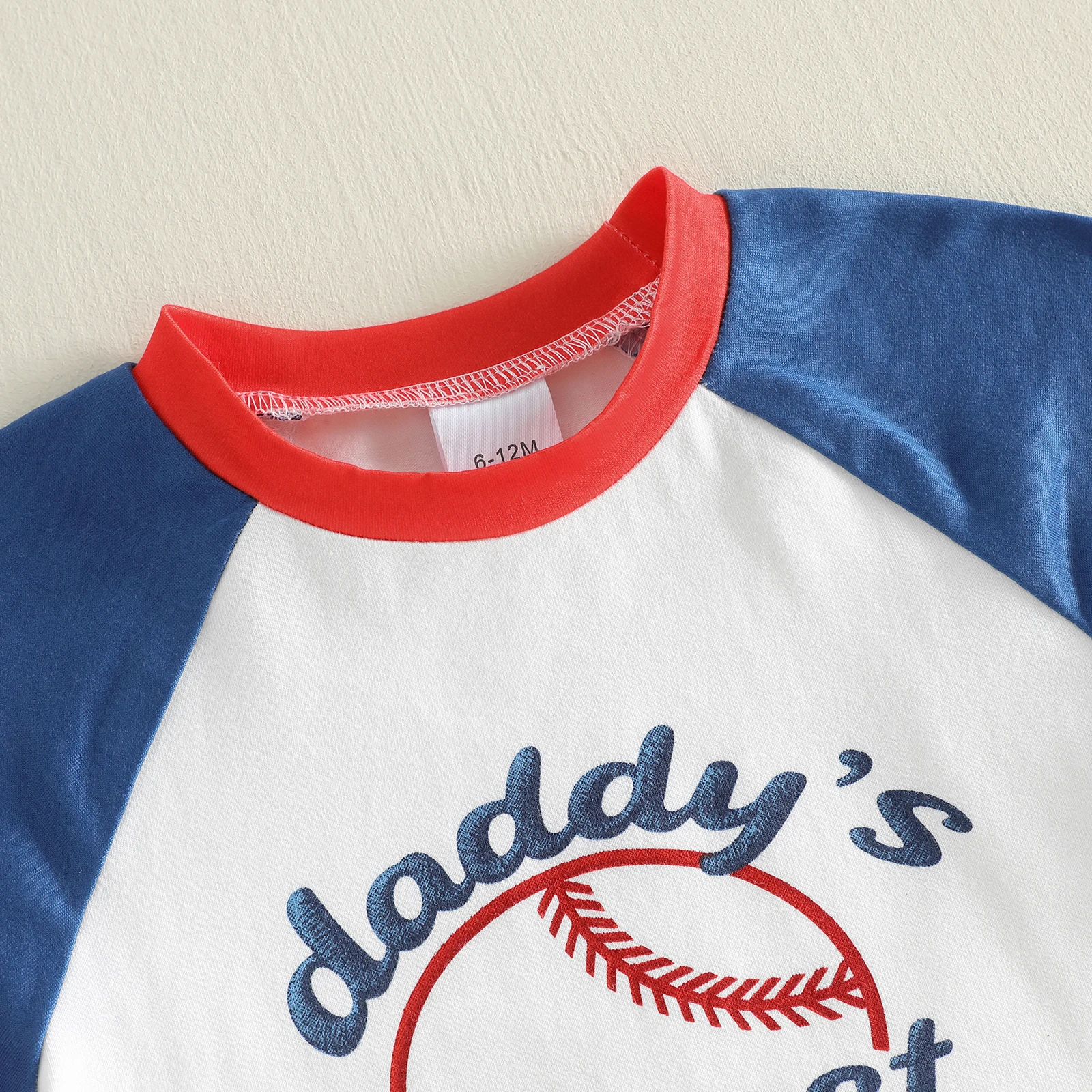 Conjunto de bebé estilo béisbol con letras y pantalón a rayas