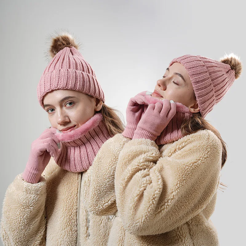 Detalle del conjunto de gorro tejido con orejeras
