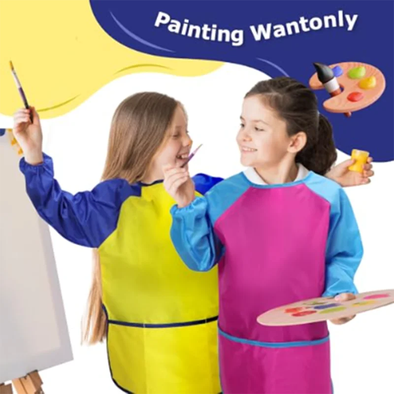 Niño usando delantal impermeable de manga larga para pintar