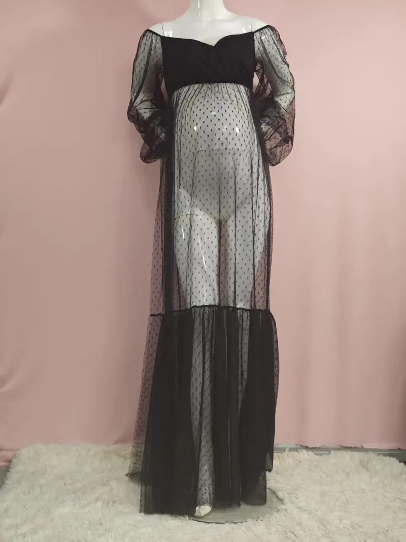 Detalle de la abertura y caída del vestido de maternidad