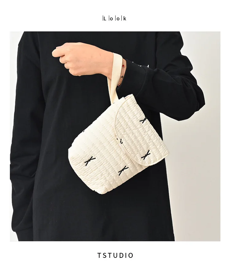 Bolsa de pañales azul con bordado de nubes