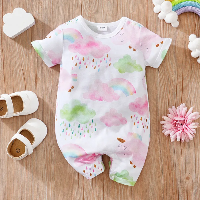 Pelele recién nacido con estampado de nubes y manga corta verano