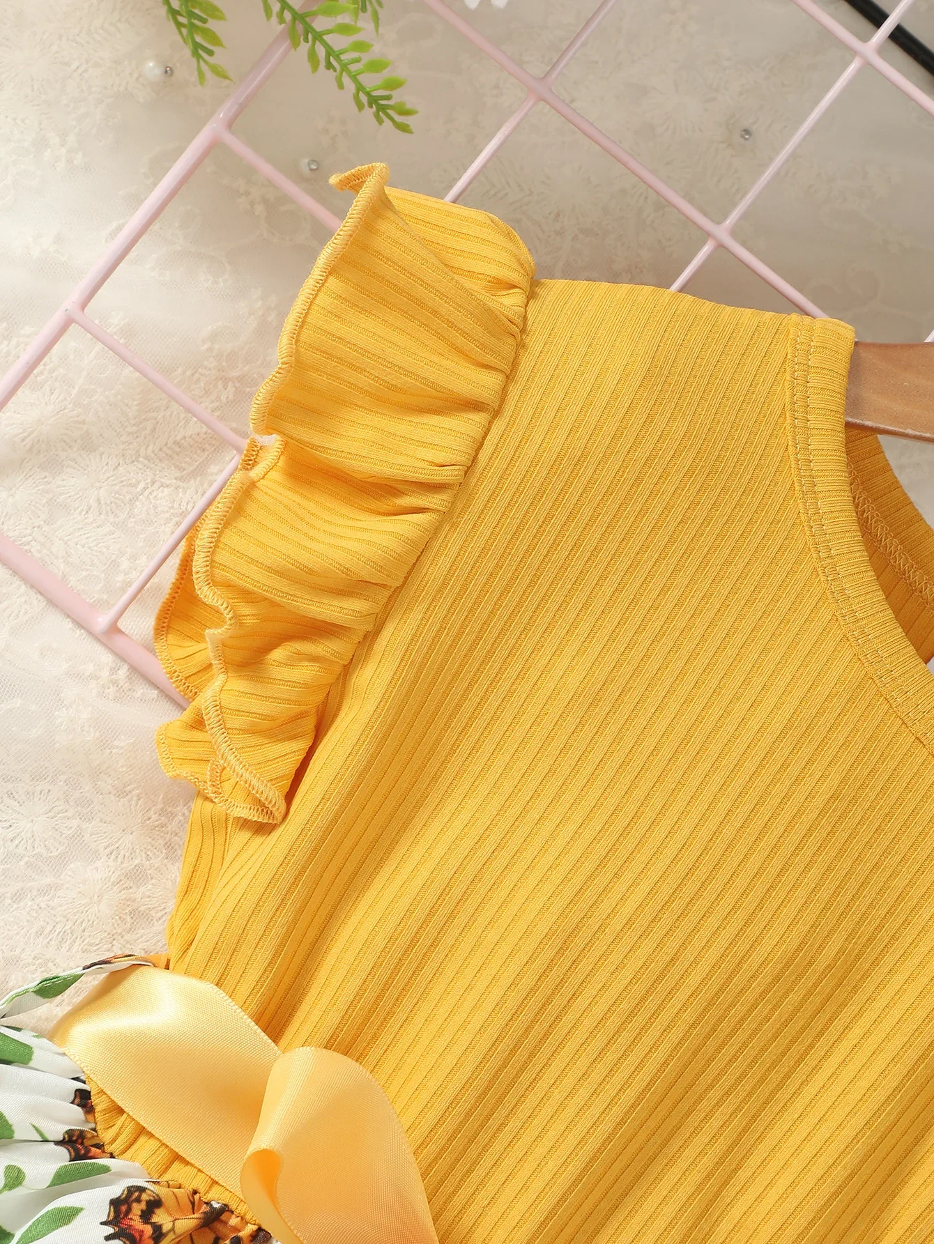 Detalle de las mangas de pétalo y el lazo del vestido
