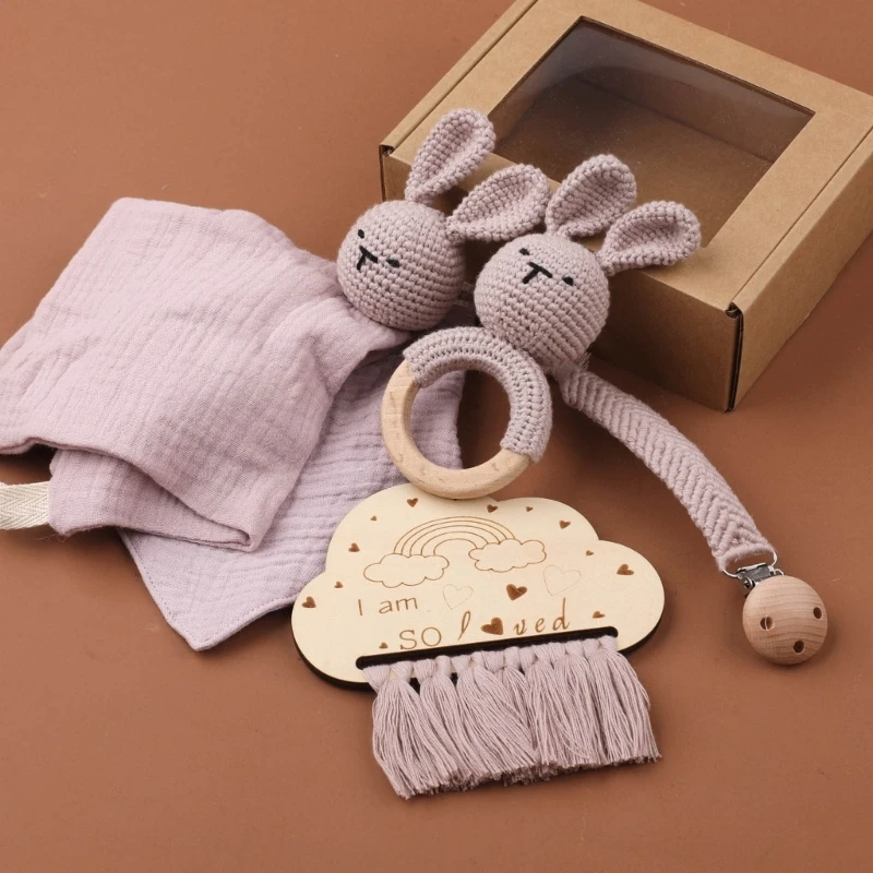 Set toalla bebé con sonajero de conejo ganchillo y babero algodón - imagen 3