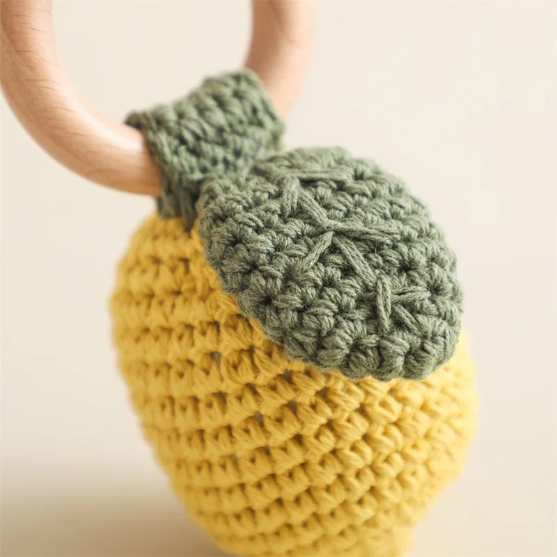 Sonajero y mordedor de madera con pulsera de chupete limón - imagen 2