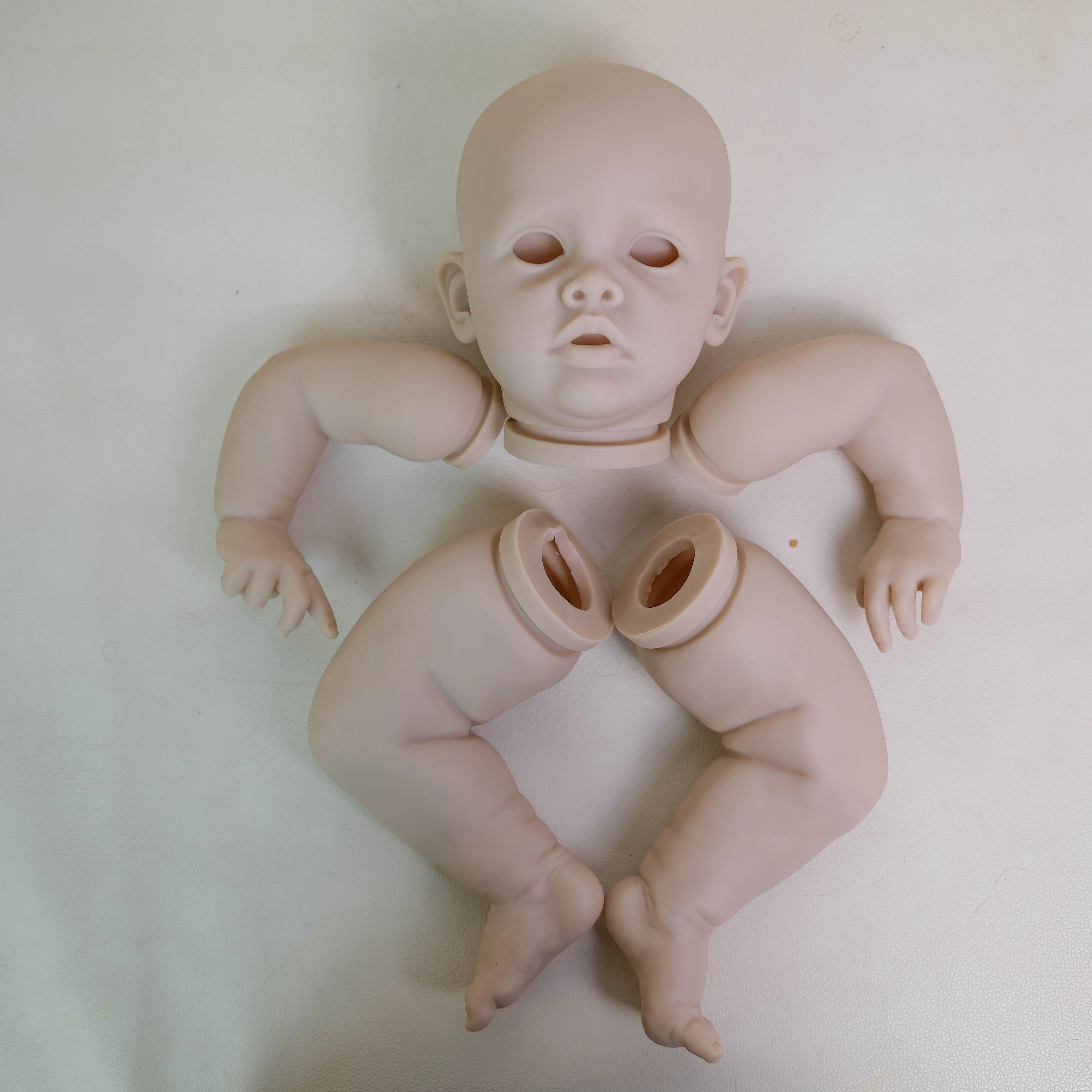 Detalle del cuerpo de tela y extremidades del kit