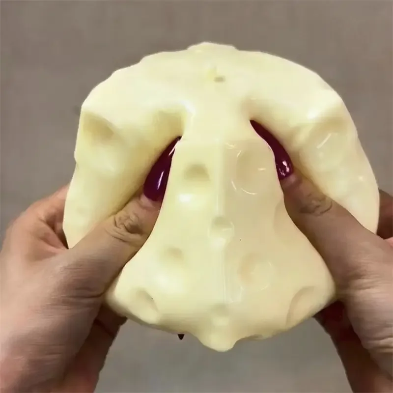 Comparativa de tamaño del cubo de queso antiestrés