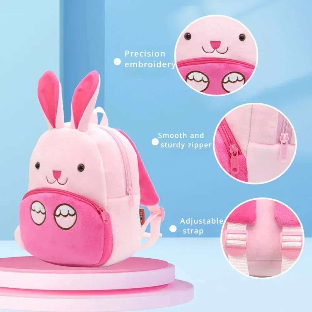 Detalle del estampado de mariposa, pájaros y conejo en la mochila infantil