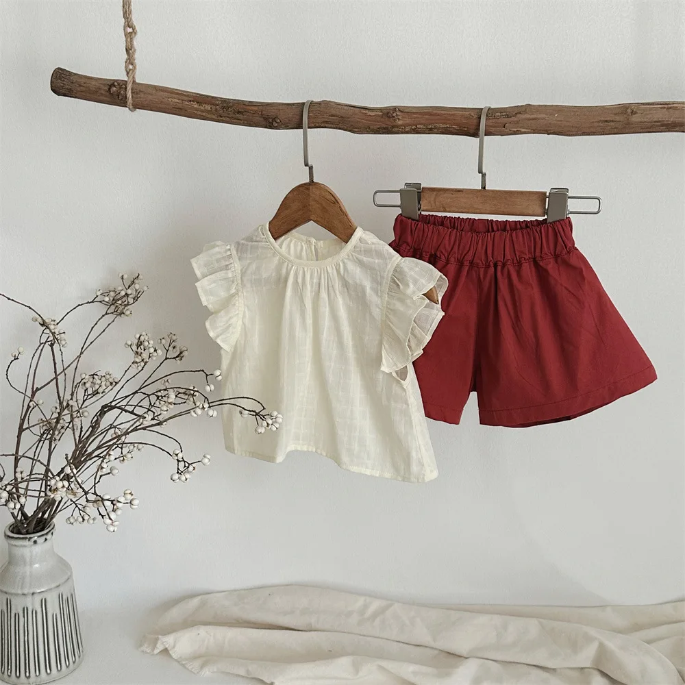 Camiseta beige con manga acampanada y detalles con volantes