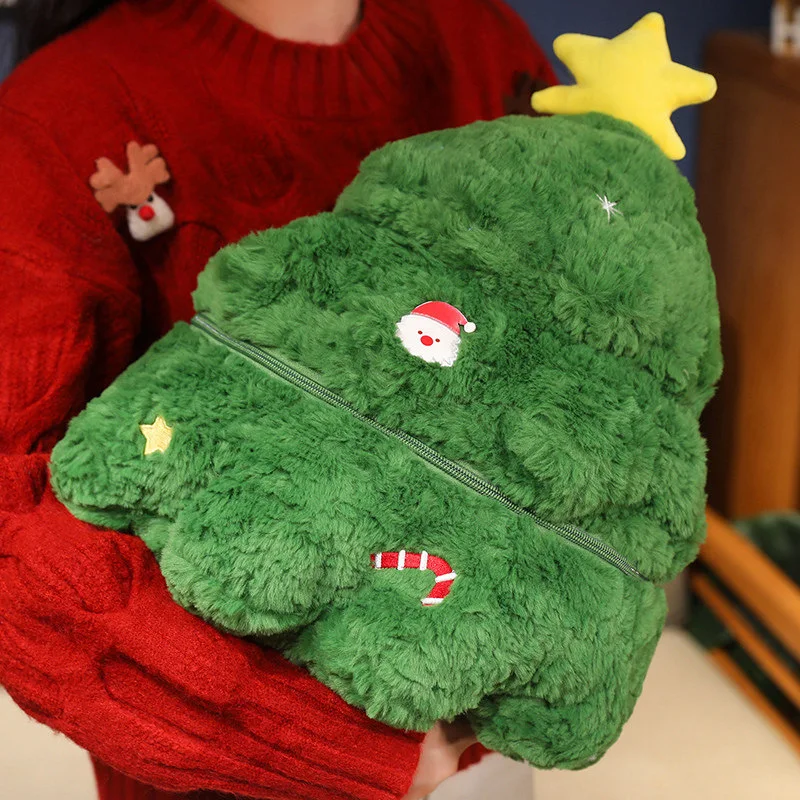 Vista de la almohada como adorno colgable para el árbol de Navidad