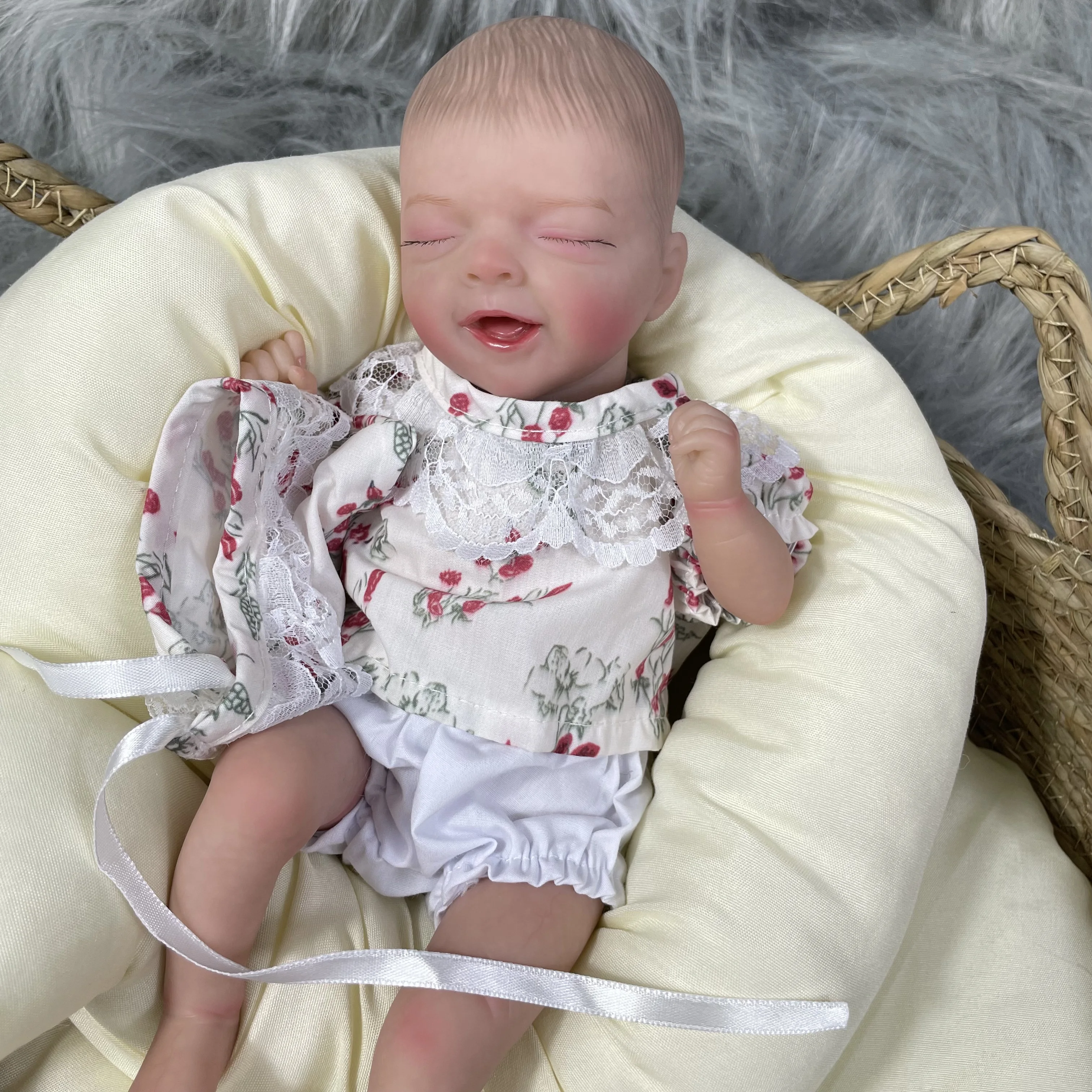 Salia muñeca reborn de mini bebé con piel 3D y cuerpo de tela - imagen 3