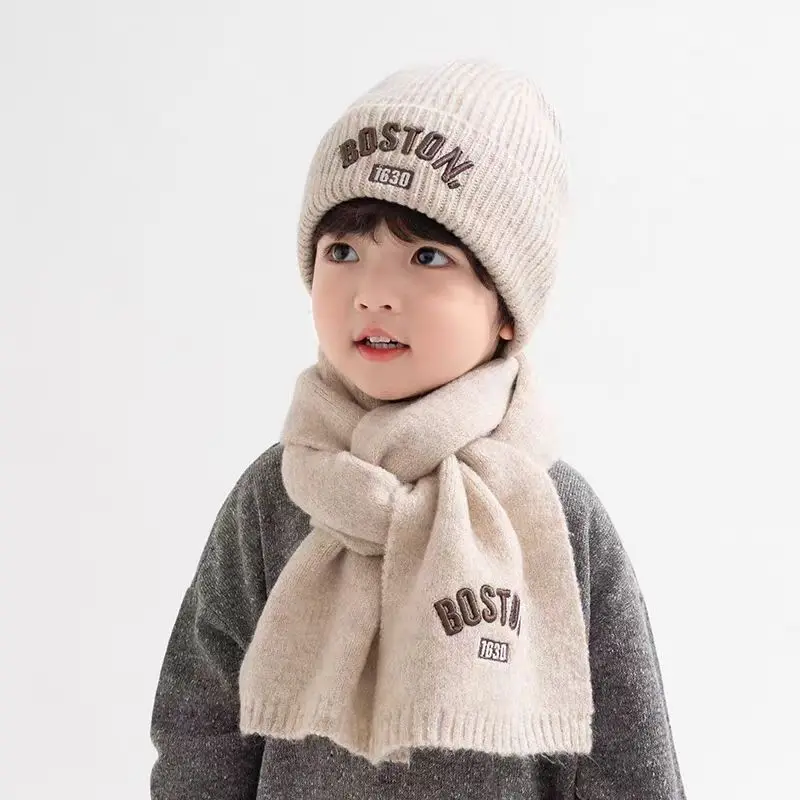 Niño usando el gorro y la bufanda en parque invernal