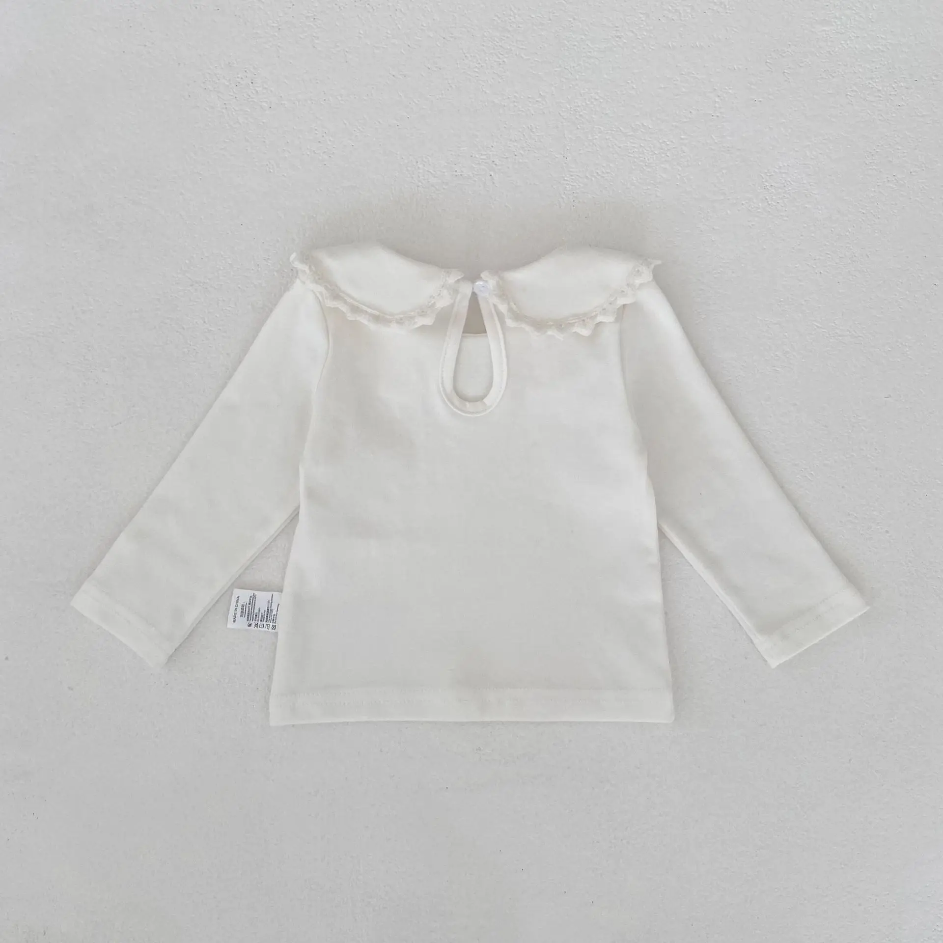 Blusa de niña blanca con cuello Peter Pan y manga larga