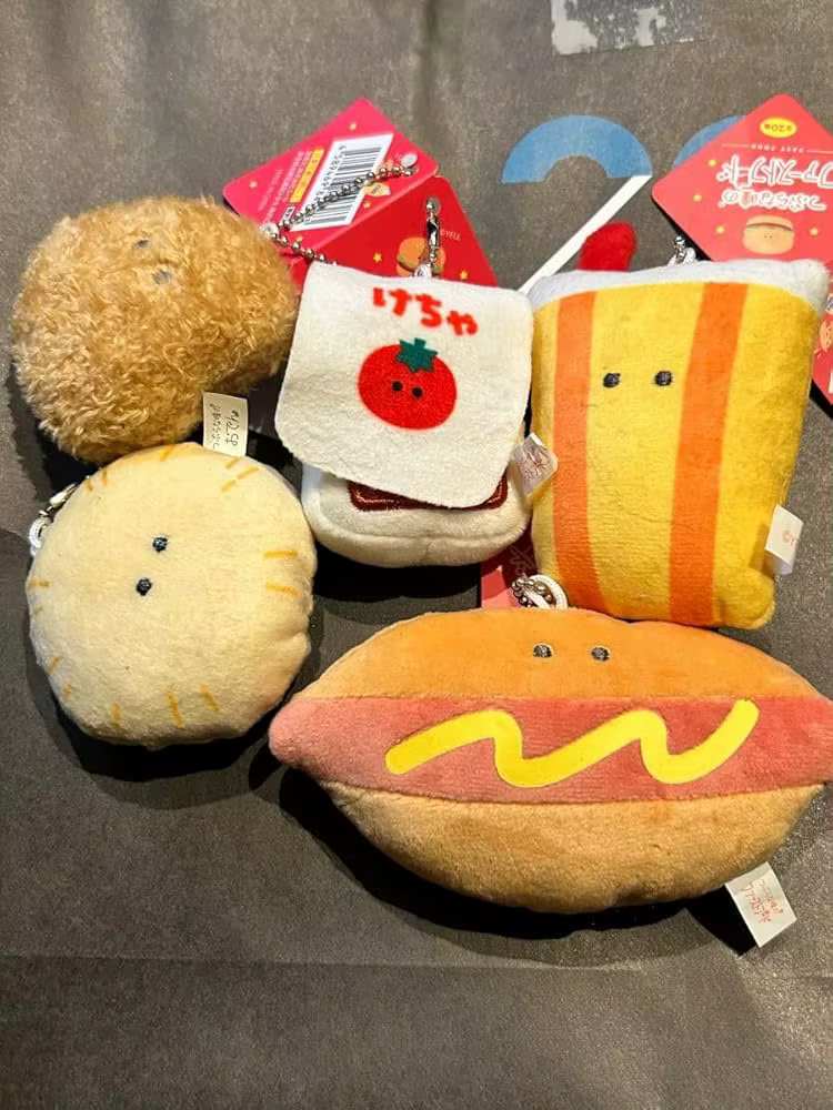 Detalle de peluche kawaii de pollo frito estilo ojos redondos