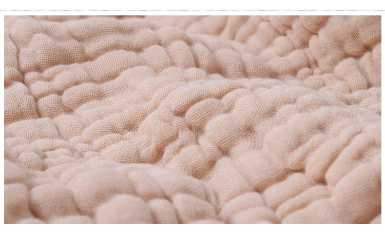 Toalla de baño de gasa de 6 capas mostrando su textura absorbente