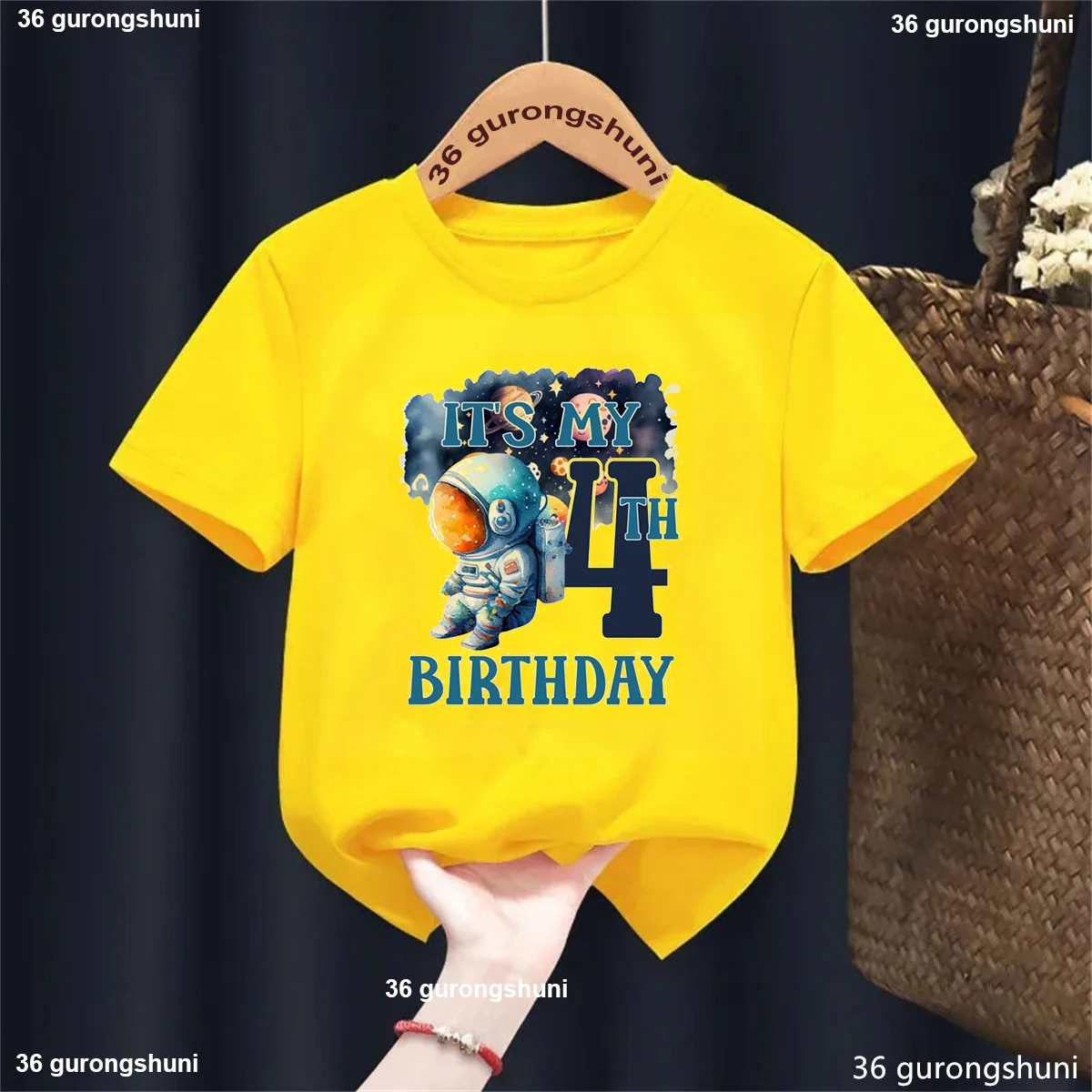 Detalle del estampado de astronautas Kawaii