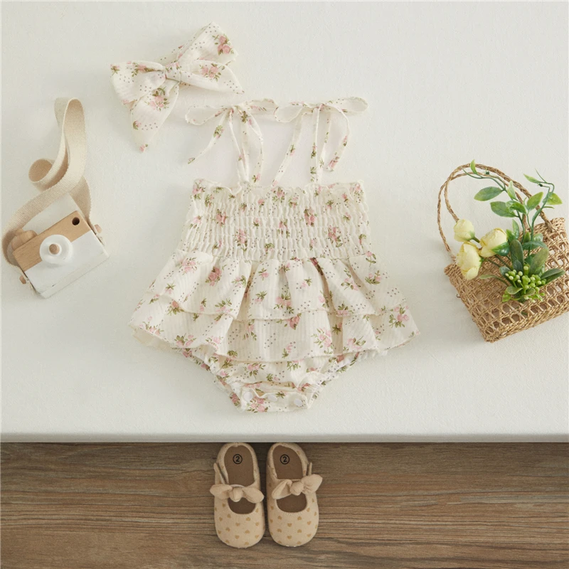 Bebé con mono floral beige