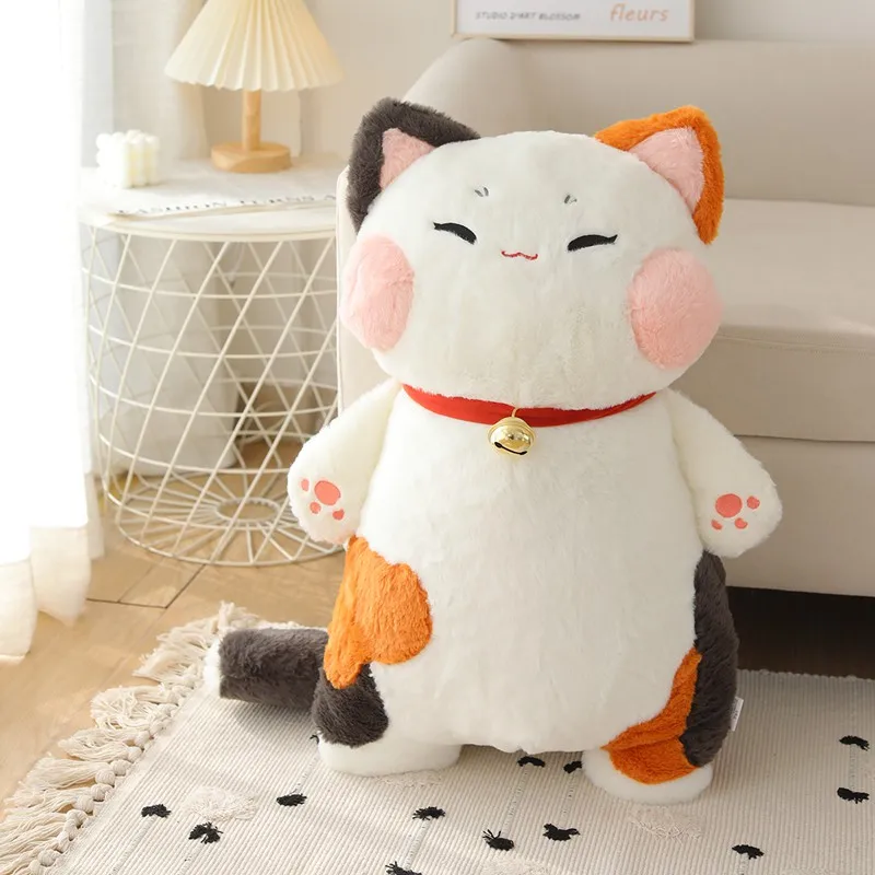 Peluche de gato con flor naranja y campanilla para decorar