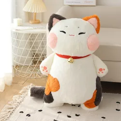 Peluche de gato con flor naranja y campanilla para decorar