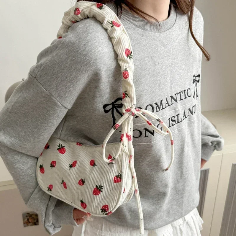 Bolso bandolera de pana con fresa y media luna estilo mini - imagen 4