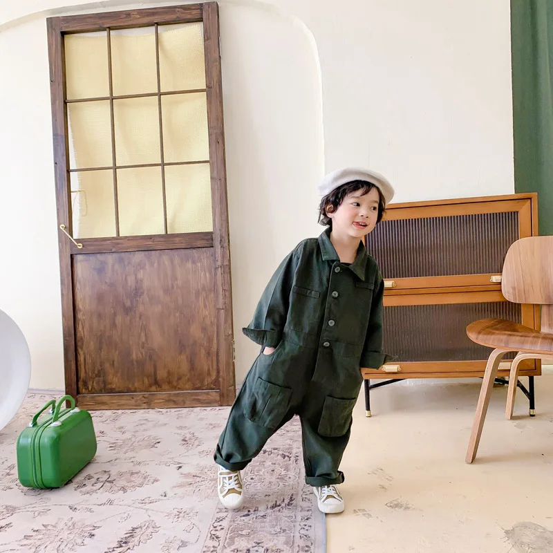 Modelo infantil con onesie de manga larga
