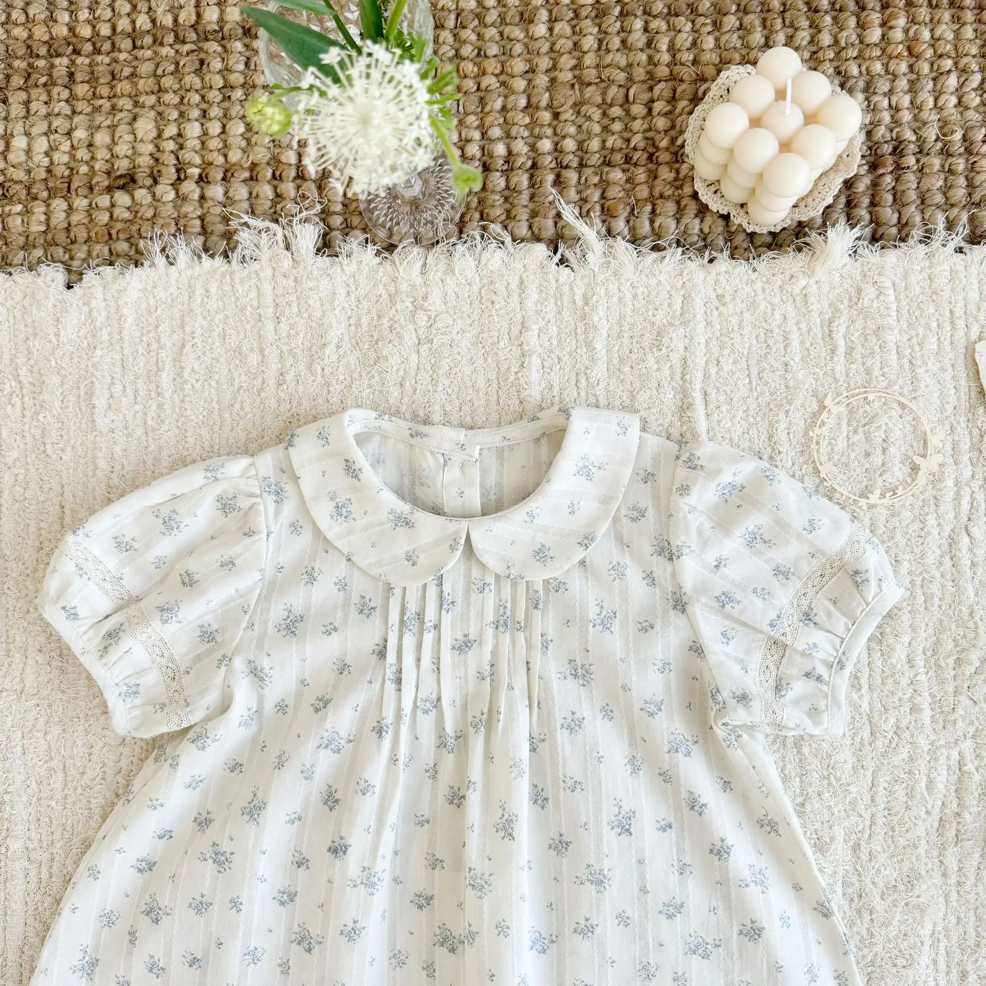 Camisa estampada azul claro en estilo veraniego