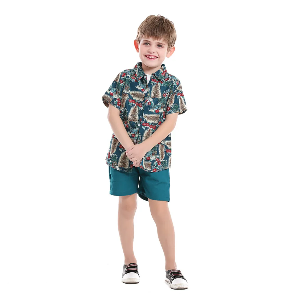 Niño vistiendo el conjunto completo en exteriores