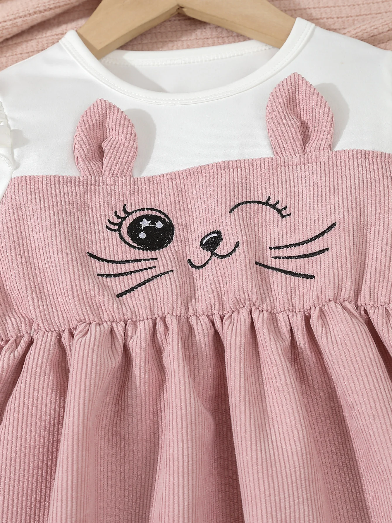 Vestido de pana para niña con mangas volantes y bordados gatunos