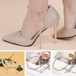Cadena de tobillo con perlas para tacones altos en calzado mujer