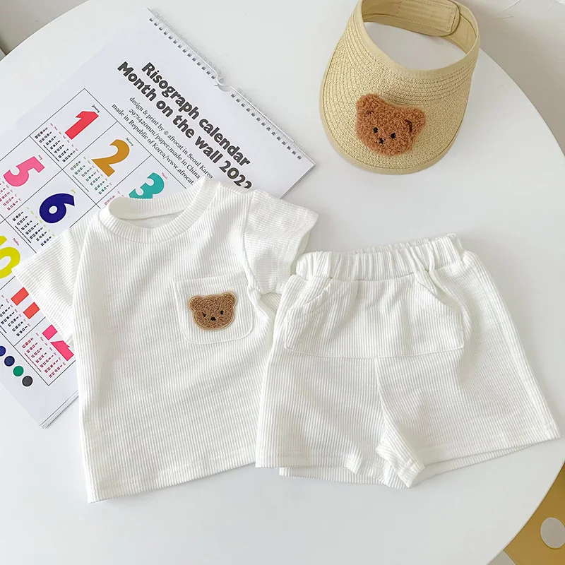 Conjunto veraniego para bebé camiseta lisa y pantalones cortos - imagen 3