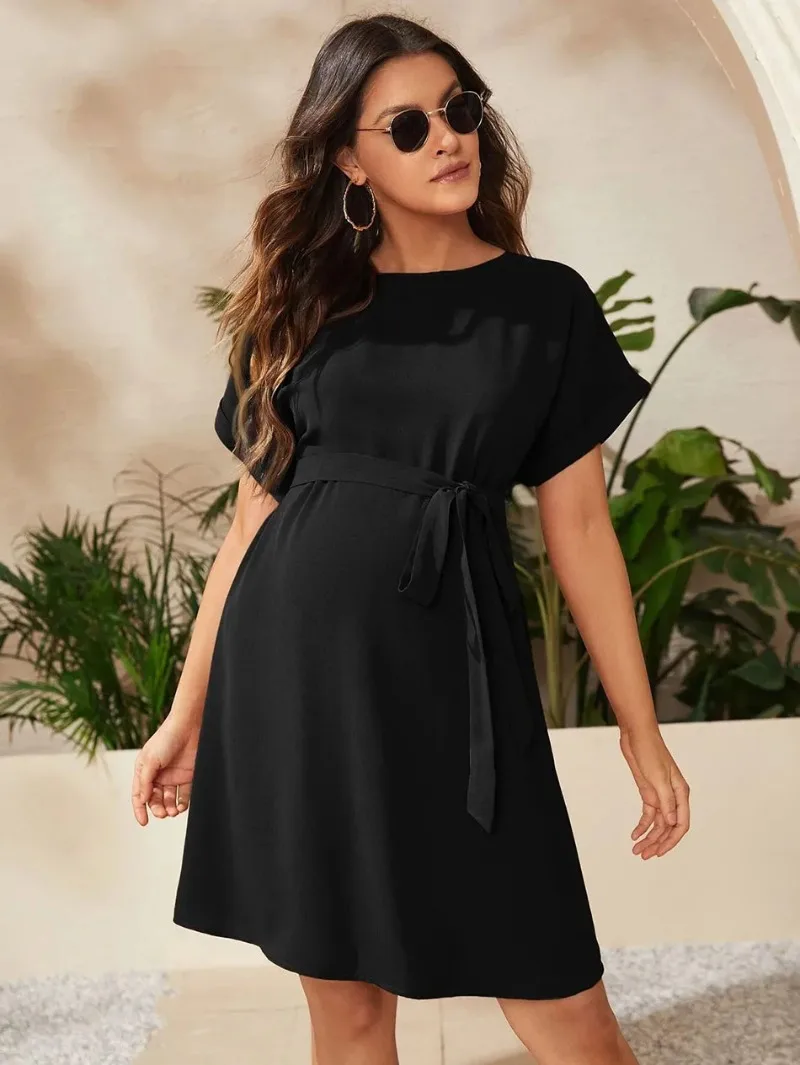 Vista del vestido en color liso con lazo de cintura