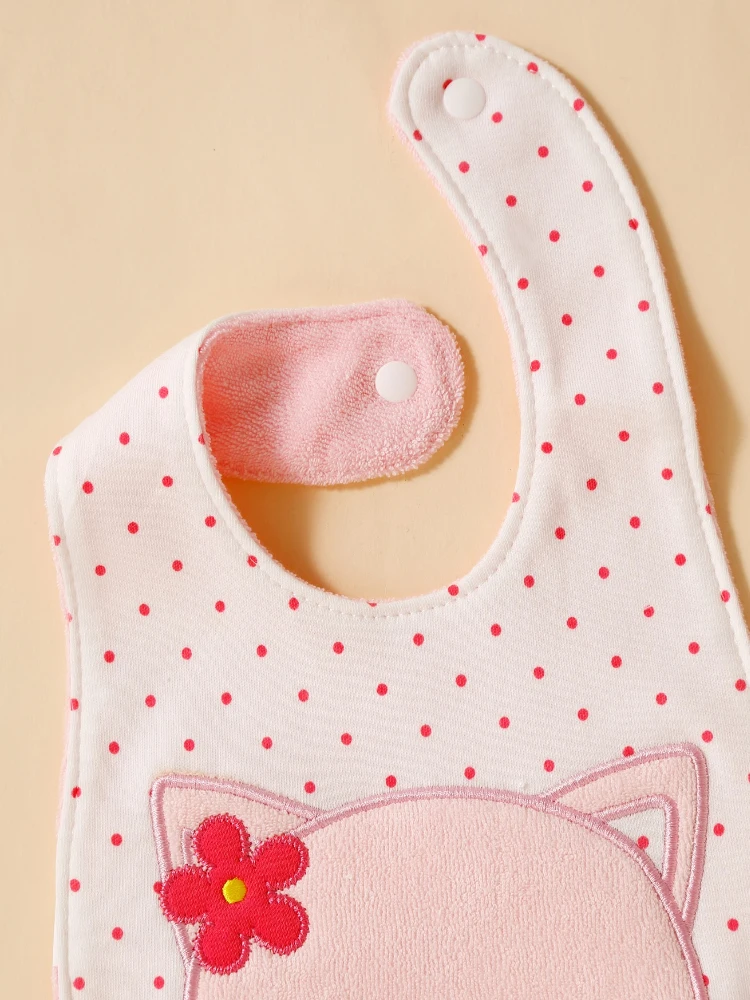 Modelo infantil con babero puesto