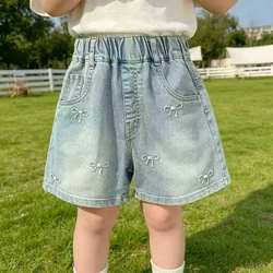 Shorts vaqueros de niña con bordado y lazo – estilo moderno