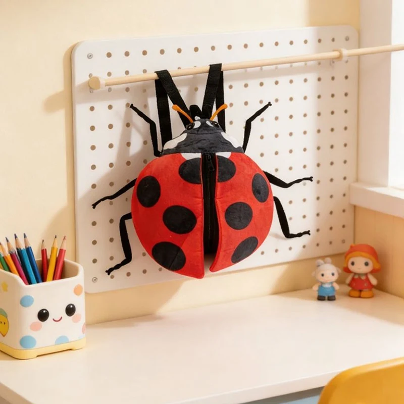 Detalle del peluche y el diseño de insecto