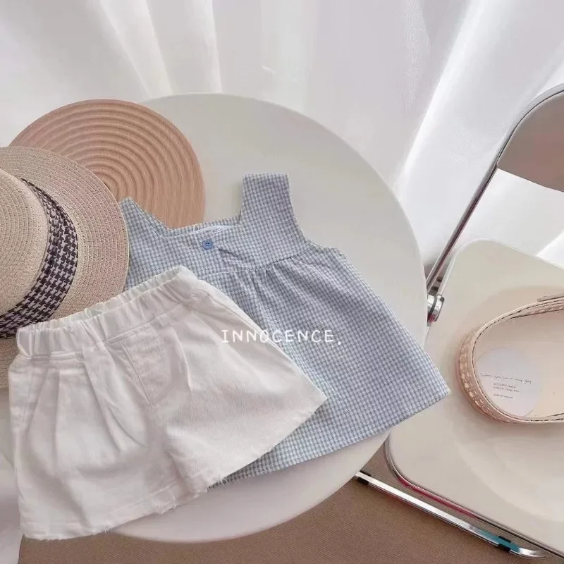 Conjunto verano niña: top a cuadros y shorts blancos - imagen 2