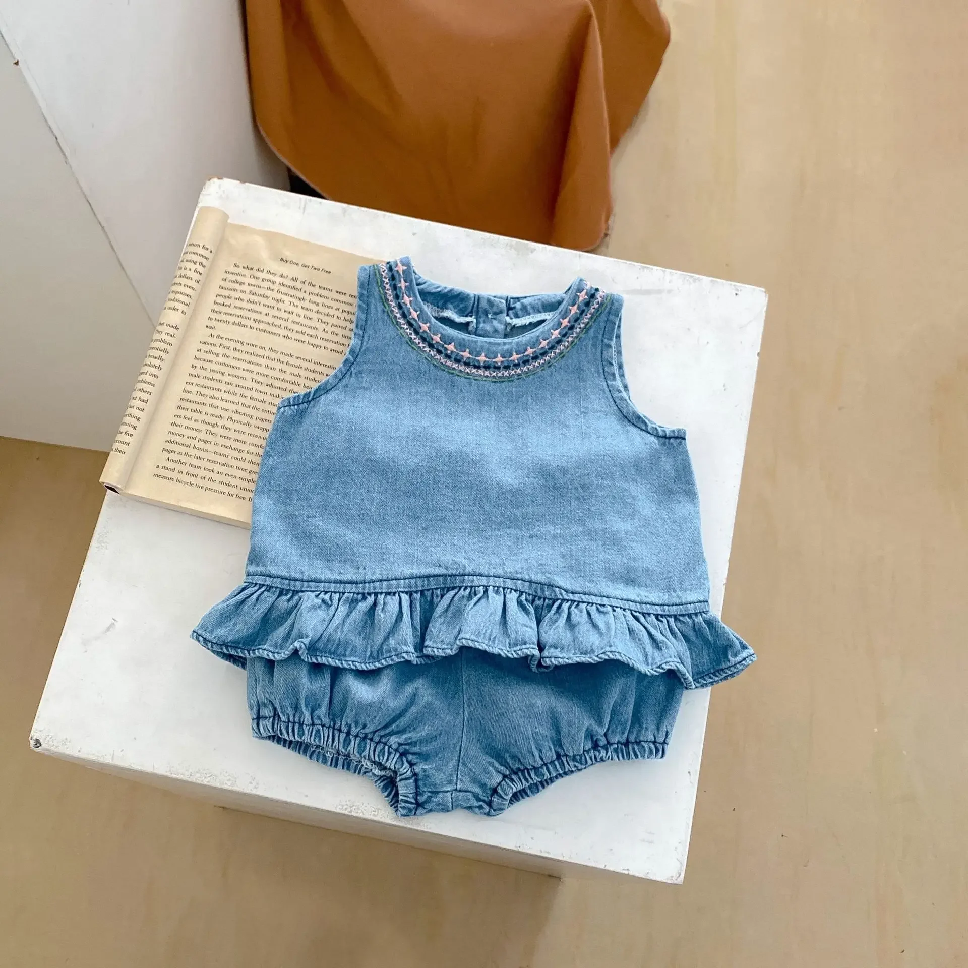 Conjunto vaquero bordado para niña con top sin mangas y bombachos - imagen 3