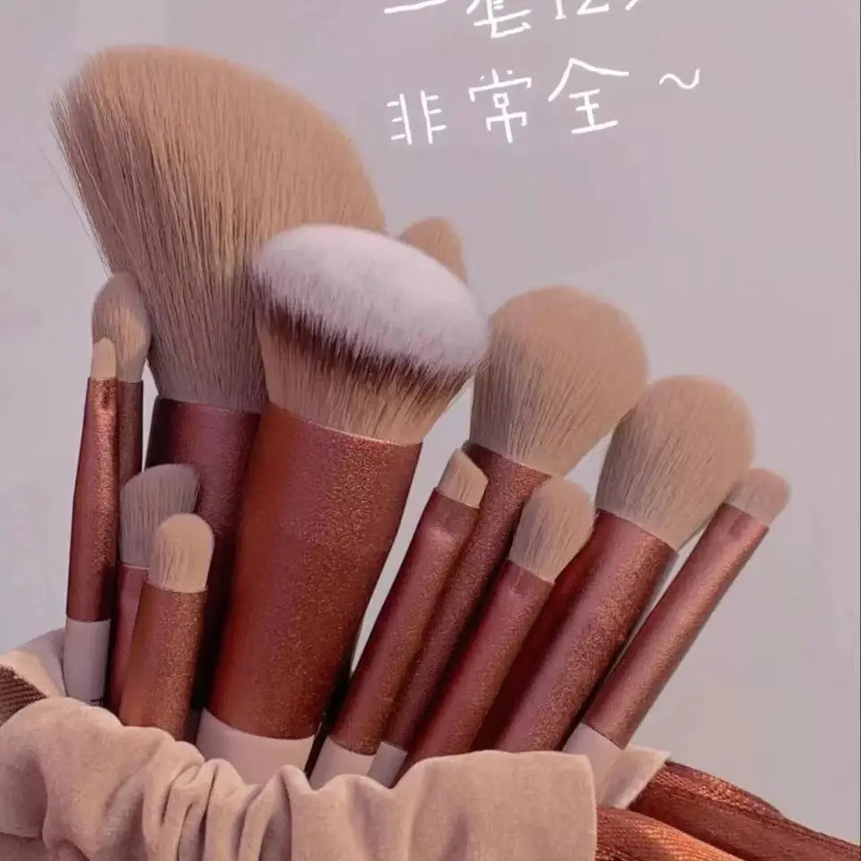 Juego con brochas de maquillaje suaves para polvos, colorete y ojos