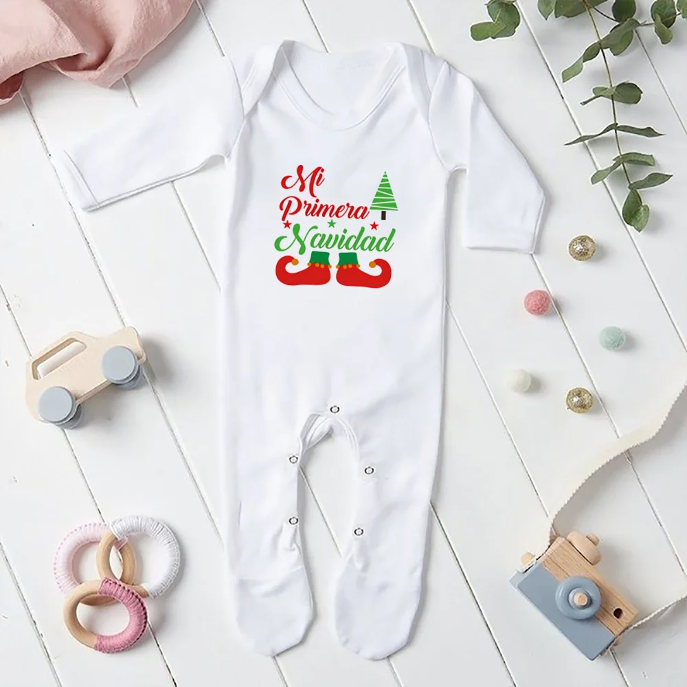Detalle del estampado de ciervo y motivos navideños