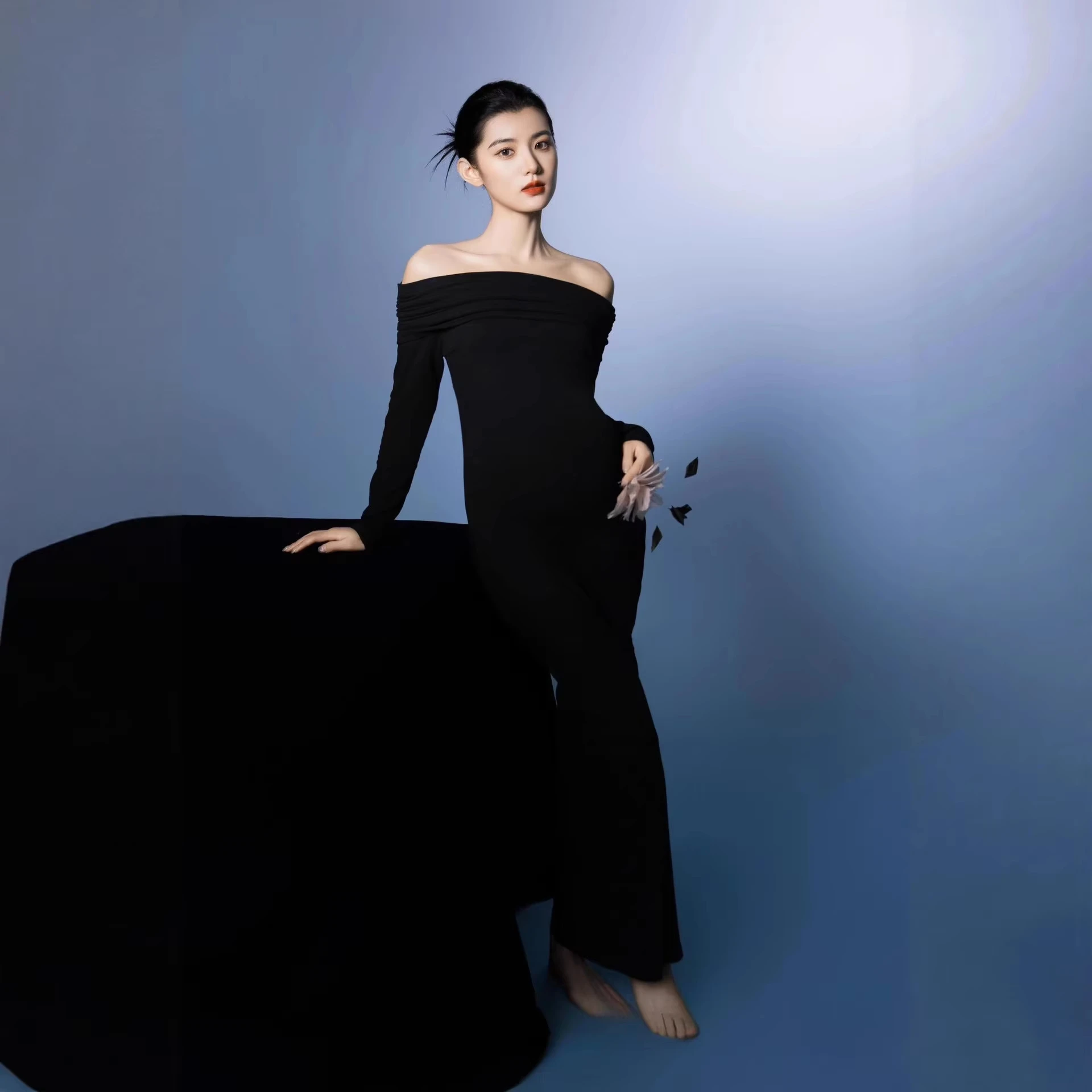 Vestido maternity negro con hombros descubiertos para fotos - imagen 5