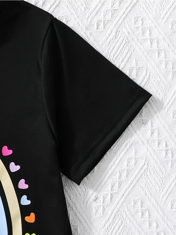 Camiseta de verano para niña en negro con estampado corazón y arcoíris - imagen 5