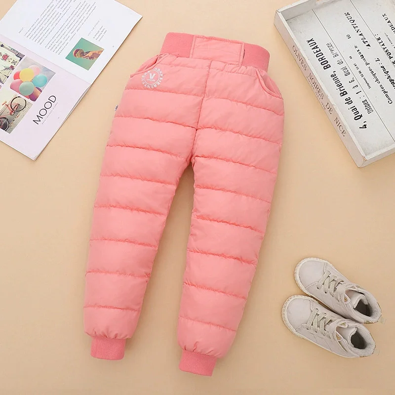 Vista del pantalón en uso y estilo infantil