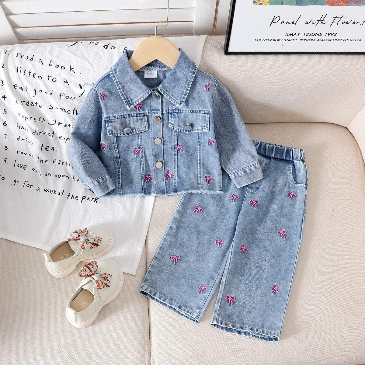Detalle del look vaquero y el ajuste suelto