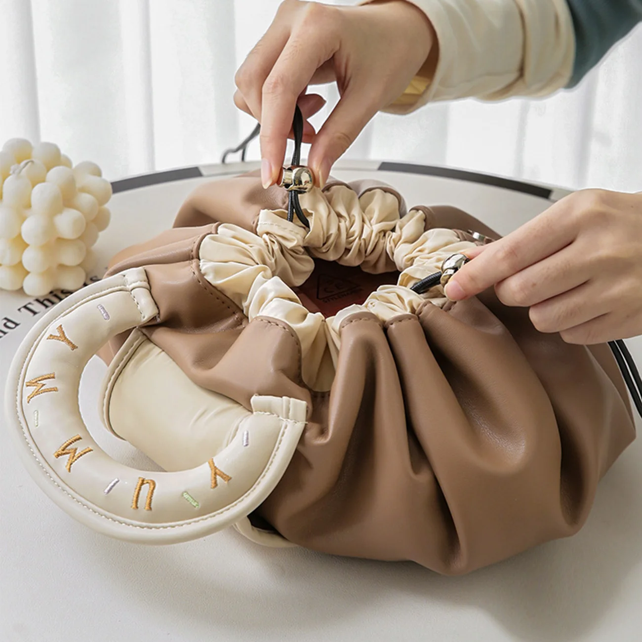 Bolsa de maquillaje con cordón y asa